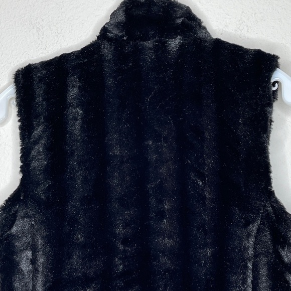Private Quarters Touch of Mink‎ Vest Black - Picture 2 of 8